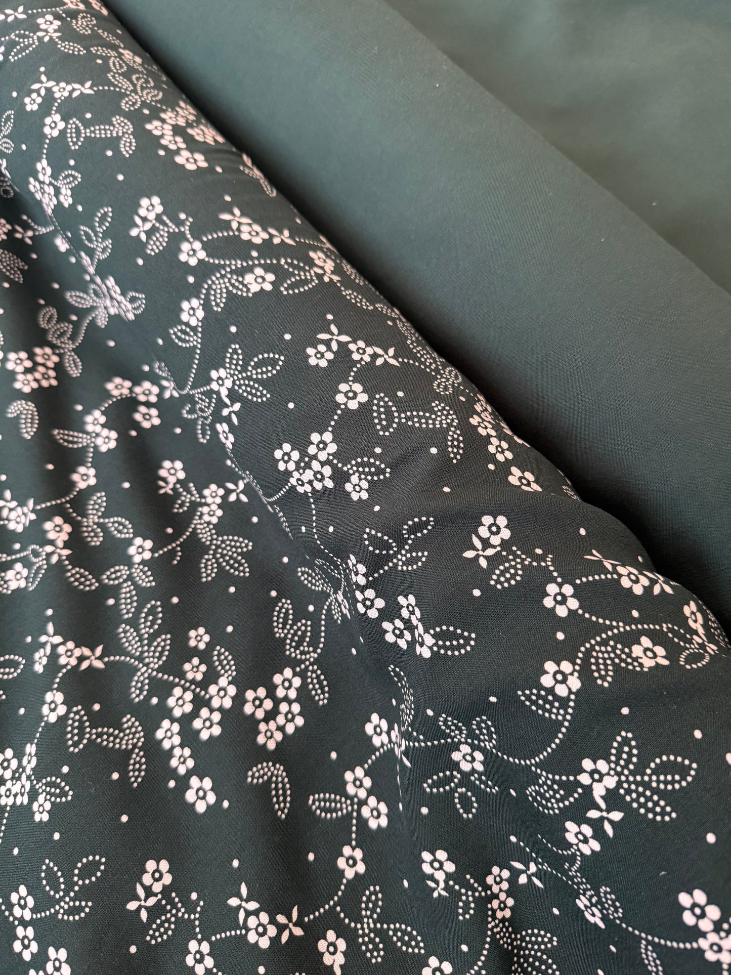Burberry Print And Daisy Charm Viscose Full Suit 4 meters