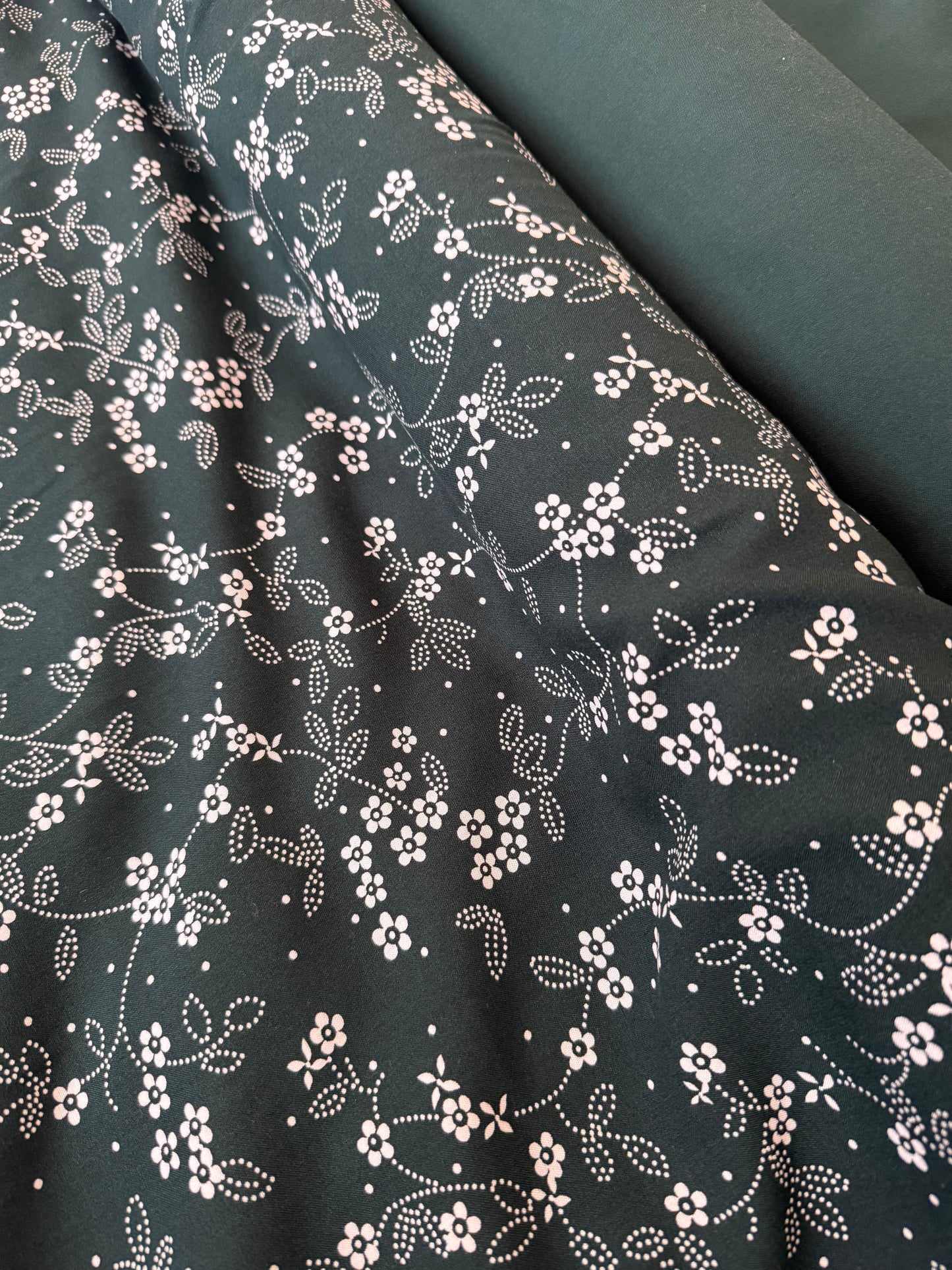 Burberry Print And Daisy Charm Viscose Full Suit 4 meters